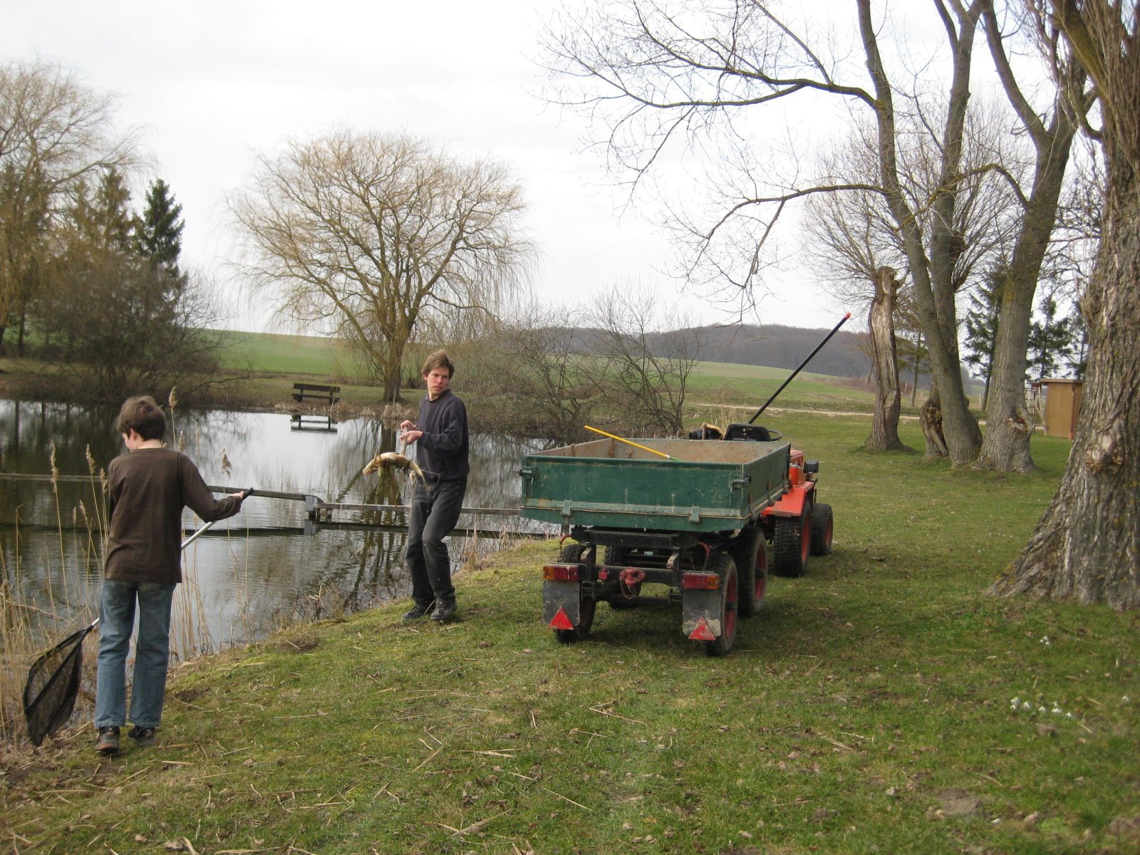 Am Dorfteich wurden schon die Fische beseitigt, die dem Winter zum Opfer fielen. Alles andere - steht jetzt an.