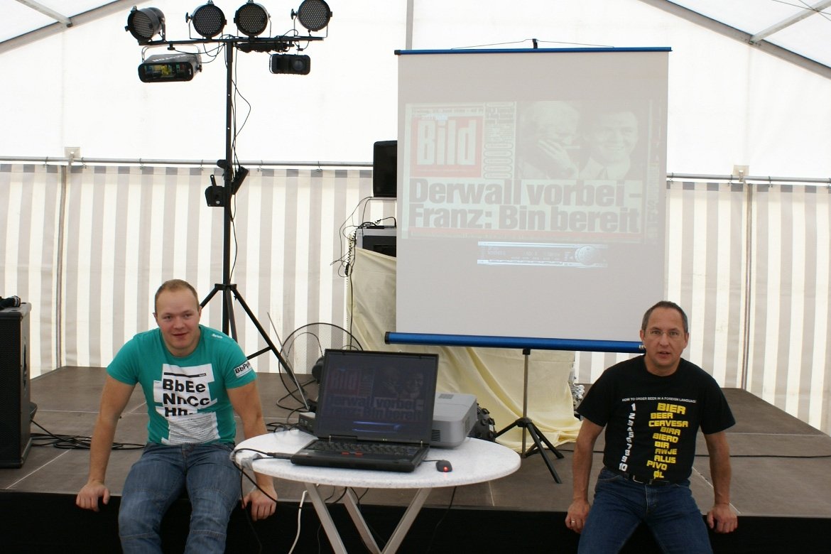 DJ Mitchel und Henry Michaelis vor der EM-Leinwand