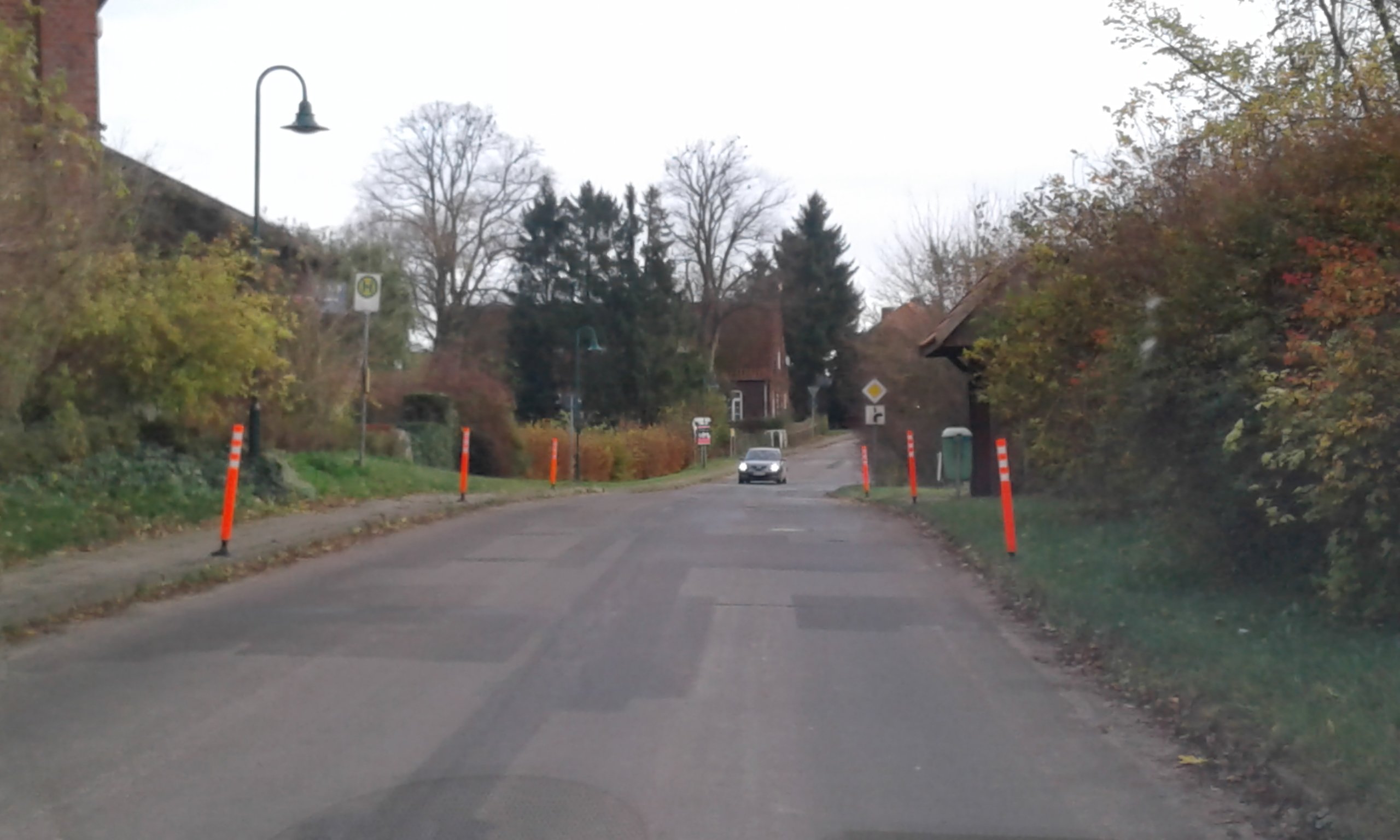 Runter vom Gas! Hier warten Kinder auf den Bus.