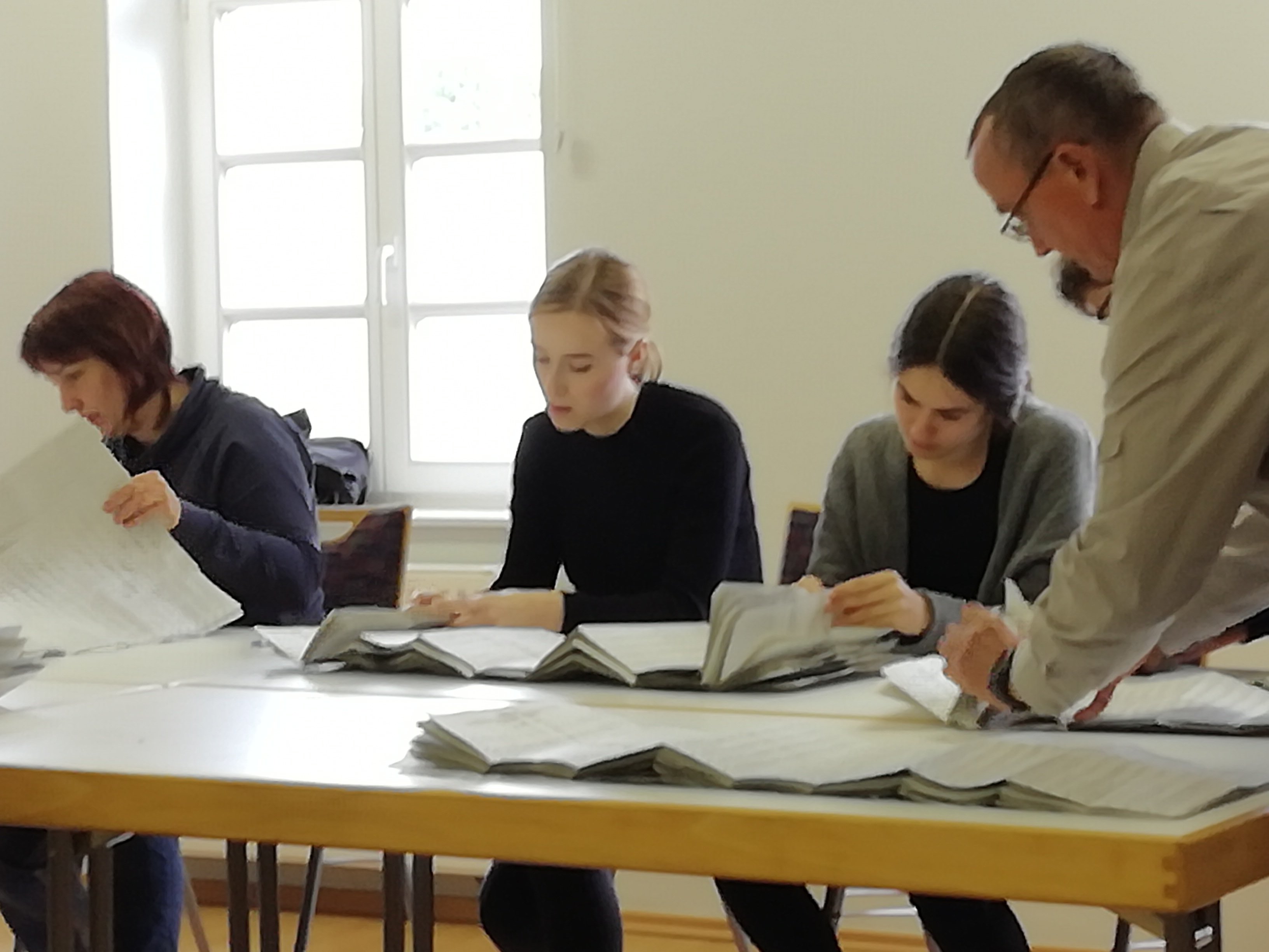 Das Auszählungsteam bei der Arbeit: Papierberge im digitalen Zeitalter