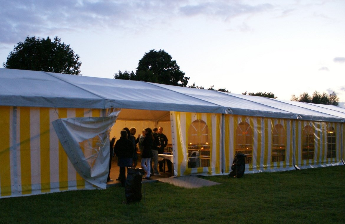 Festzelt, später Abend